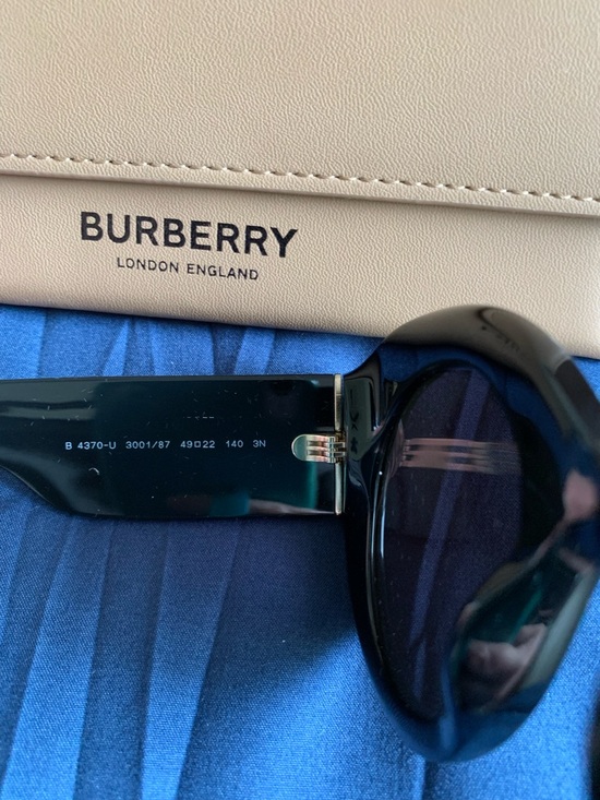 Burberry Black Oval Margot Sunglasses NWT - Picture 6 of 7